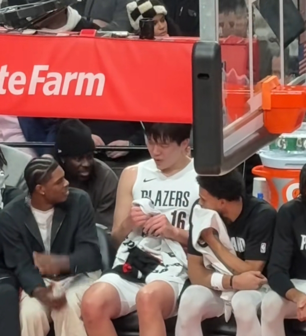 小杨血痕累累惊呆朱哥!队医帮杨瀚森处理伤口 小杨和亨德森热聊