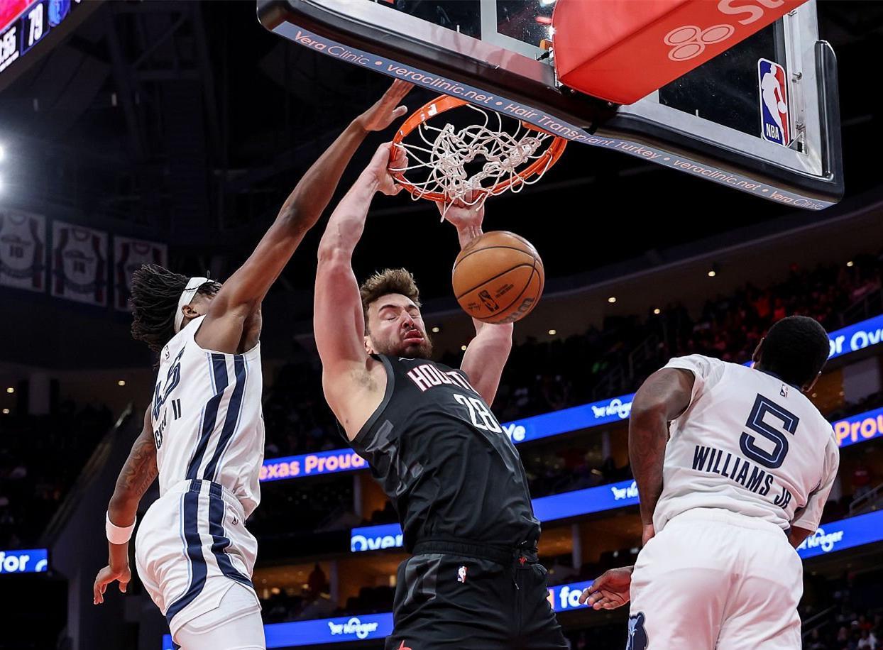 九游体育-轰33+9+6！火箭23岁王牌中锋复活，杜兰特大赞：和我配合越发默契