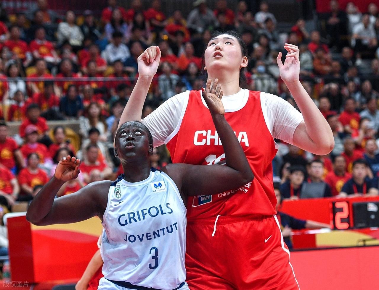 29岁！没组织没进攻，上场就是4打5，球迷：她怎么进的中国女篮？