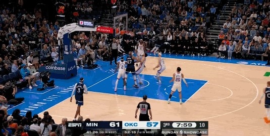 九游体育-无所不能！兰德尔封盖SGA&amp;进攻端予取予求两节半已经砍下26+5+5